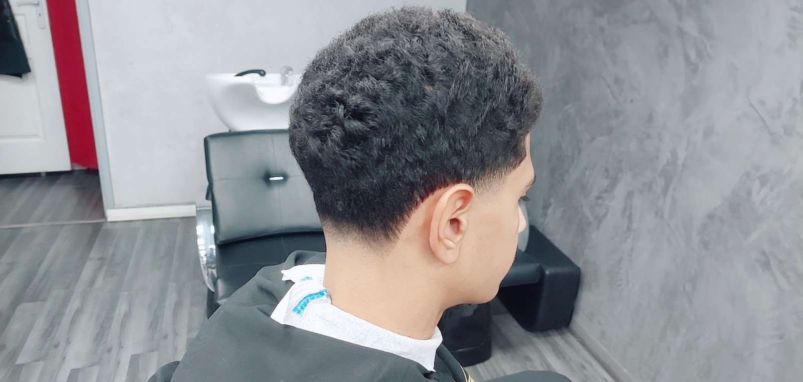 Coupe dégradée sur cheveux bouclés